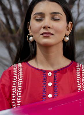 Red plain cotton kurta set with embroidery 5