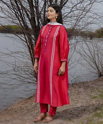 Red plain cotton kurta set with embroidery 1