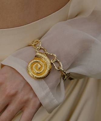 Gold finished coral shell bracelet 3