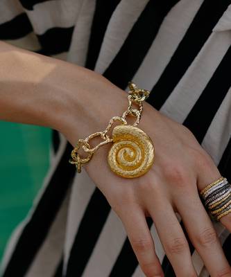 Gold finished coral shell bracelet 4