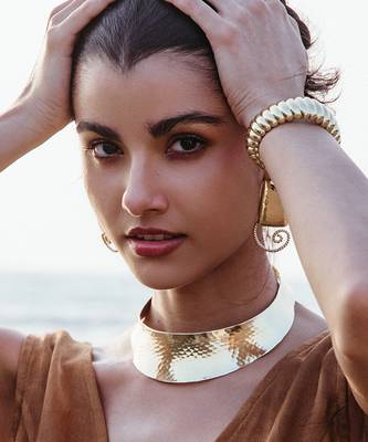 Gold finished dune choker 1