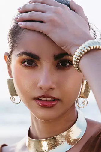 Gold finished dune choker