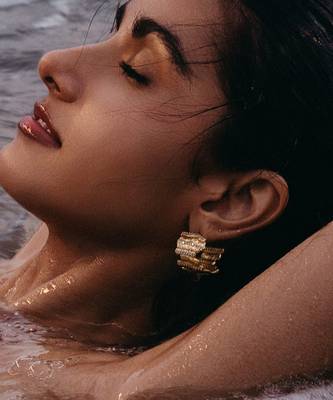 Golden net hoop earings 1