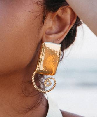 Gold finished twist earring 1