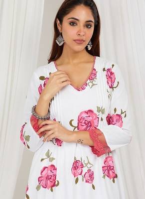 Rose floral printed Kurta set with lace detailing and kota doria dupatta 4