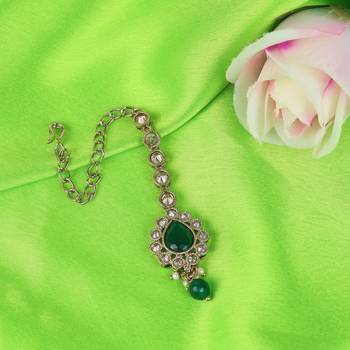 green stone kundan drop maang tikka in gold tone 1