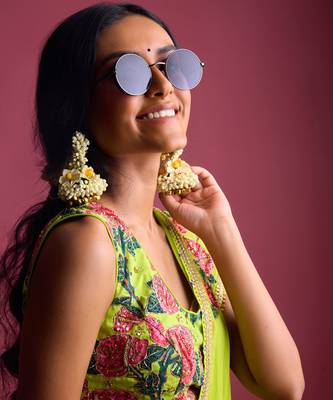 Green georgette plain saree with embroidered blouse 4