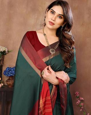 Green silk blend soft saree with contrast blouse 5