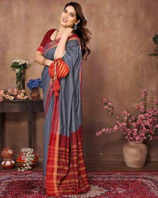 Grey silk blend soft saree with contrast blouse 4