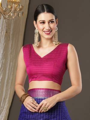 Blue checks design silk blend saree with blouse piece 5