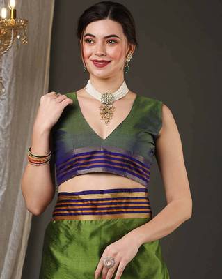 Green border silk blend saree with contrast  blouse 5