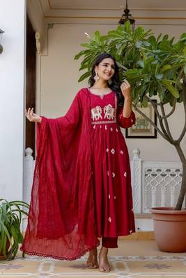 Stylish women haati embroidery anarkali kurta pant & dupatta set 1