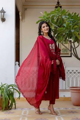 Stylish women haati embroidery anarkali kurta pant & dupatta set 4