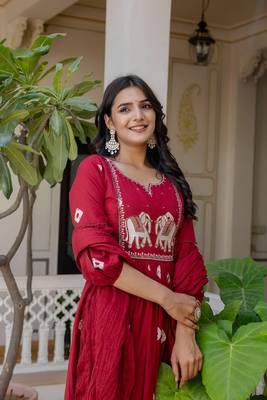 Stylish women haati embroidery anarkali kurta pant & dupatta set 5