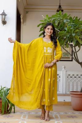 Stylish women haati embroidery anarkali kurta pant & dupatta set 1