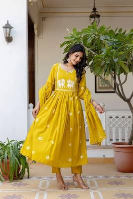 Stylish women haati embroidery anarkali kurta pant & dupatta set 3