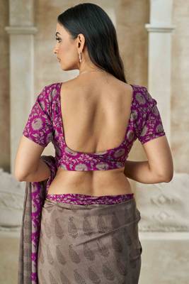 Greyish beige printed crepe silk saree with unstitched blouse piece 5