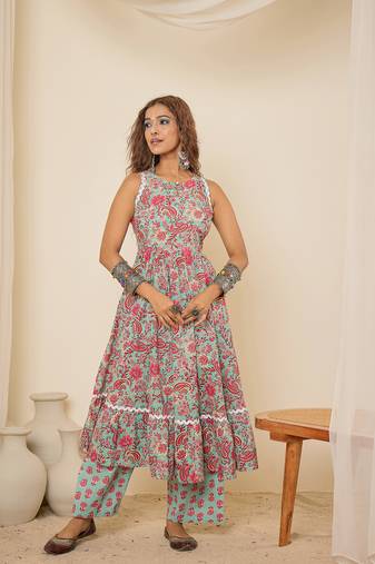 woman green pink printed flared kurta set
