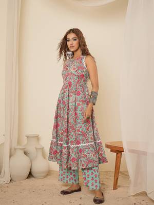 woman green pink printed flared kurta set 3