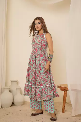 woman green pink printed flared kurta set