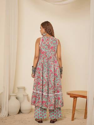 woman green pink printed flared kurta set 4