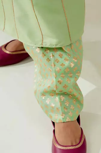 Green silk blend hand embroidered kurta Set