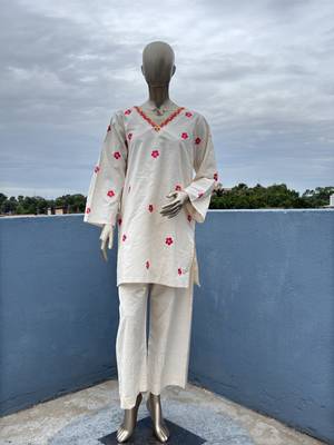 Off white embroidered kurta set 4