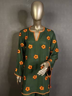 Dark green embroidered kurta set 1