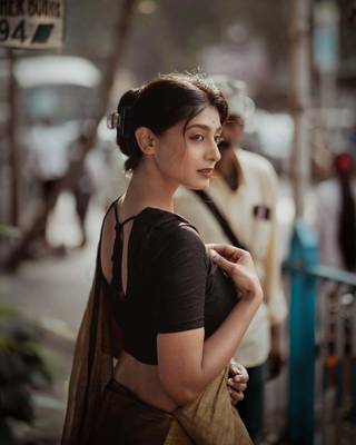 Aakar Swarnika | Gold Handloom Tissue Saree 3