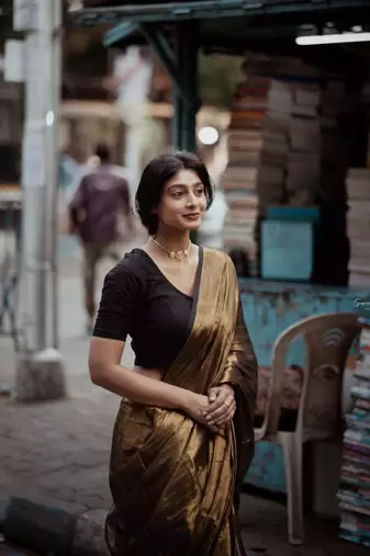 Aakar Swarnika | Gold Handloom Tissue Saree