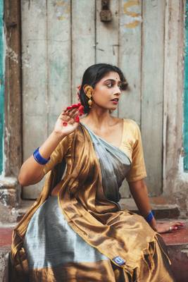 Aakar Swarna Chaand | Gold & Silver Handloom Tissue Saree 1