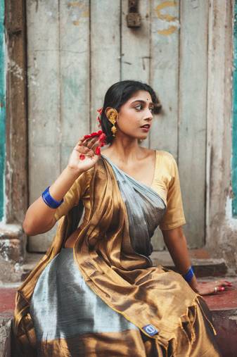Aakar Swarna Chaand | Gold & Silver Handloom Tissue Saree