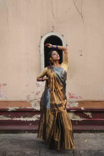 Aakar Swarna Chaand | Gold & Silver Handloom Tissue Saree