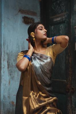 Aakar Swarna Chaand | Gold & Silver Handloom Tissue Saree 3