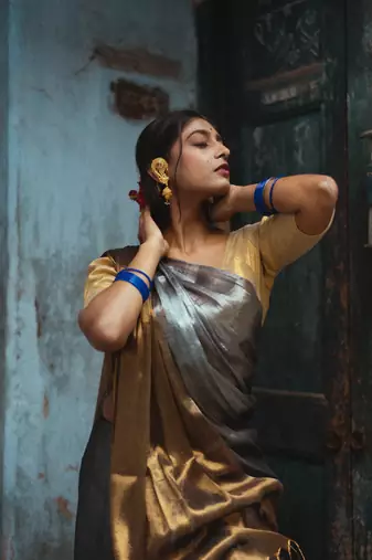 Aakar Swarna Chaand | Gold & Silver Handloom Tissue Saree