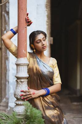 Aakar Swarna Chaand | Gold & Silver Handloom Tissue Saree 4