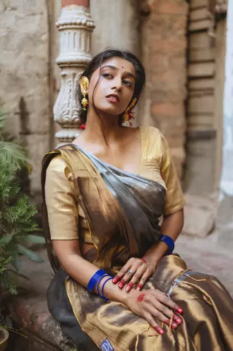 Aakar Swarna Chaand | Gold & Silver Handloom Tissue Saree