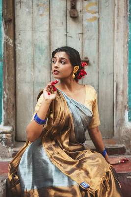 Aakar Swarna Chaand | Gold & Silver Handloom Tissue Saree 6