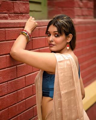 Aakar Creamy Glow | Ivory Handloom Tissue Saree 2