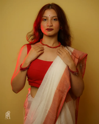 Aakar Aagomoni | White Handloom Cottton Saree With Red border 2