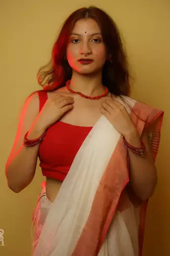 Aakar Aagomoni | White Handloom Cottton Saree With Red border