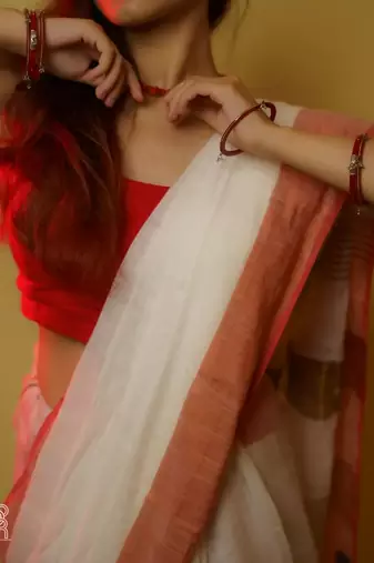 Aakar Aagomoni | White Handloom Cottton Saree With Red border