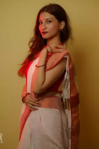 Aakar Aagomoni | White Handloom Cottton Saree With Red border