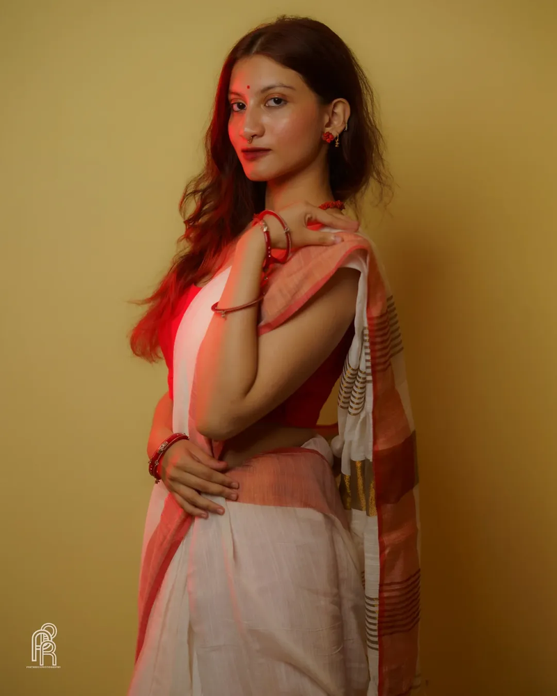 Aakar Aagomoni | White Handloom Cottton Saree With Red border