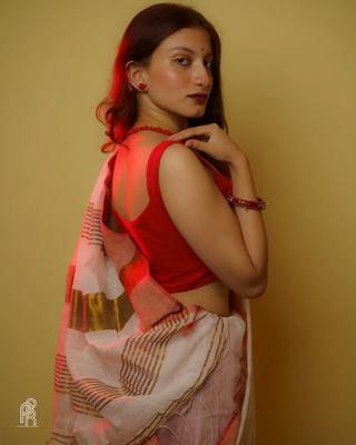 Aakar Aagomoni | White Handloom Cottton Saree With Red border 5