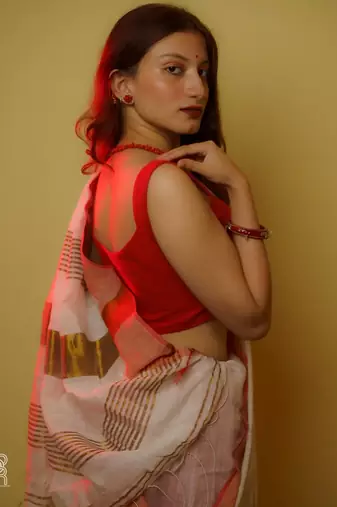 Aakar Aagomoni | White Handloom Cottton Saree With Red border