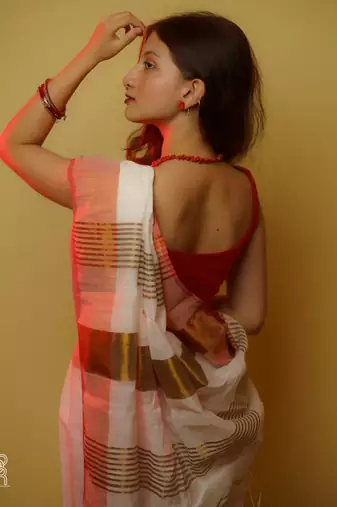 Aakar Aagomoni | White Handloom Cottton Saree With Red border