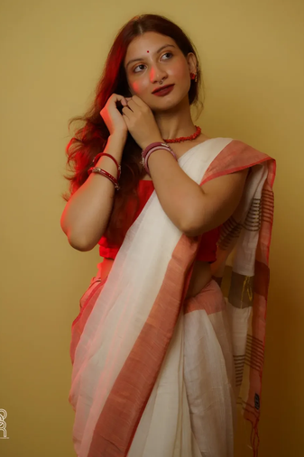 Aakar Aagomoni | White Handloom Cottton Saree With Red border