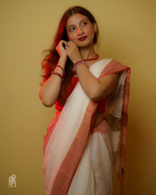 Aakar Aagomoni | White Handloom Cottton Saree With Red border 1