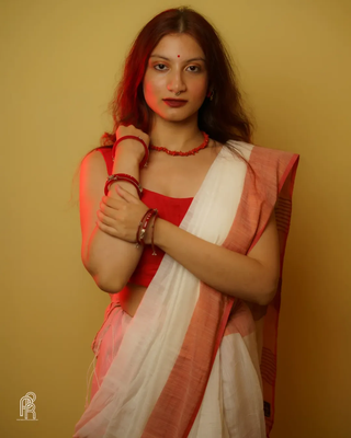 Aakar Aagomoni | White Handloom Cottton Saree With Red border 8